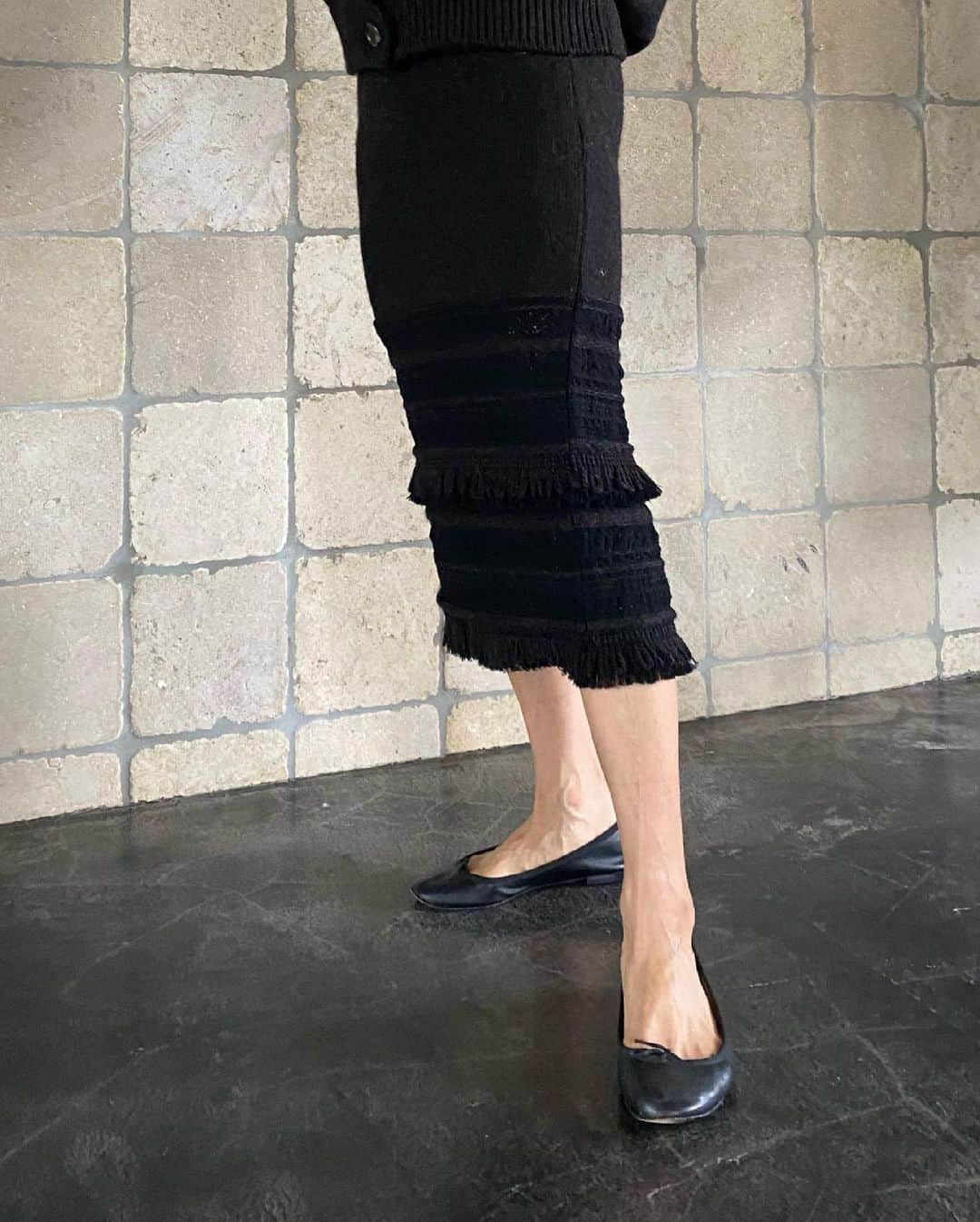 早坂香須子さんのインスタグラム写真 - (早坂香須子Instagram)「#ダンちゃんニット のボトムは2種類。　ラインが美しいニットスカートは、レース部分まで編んでいるんです。  これって凄くて、レースを付けてるんじゃなく、編みなのでシルエットの邪魔をせず、透け感も美しい。  カーディガンはジョージアオキーフがワンピースの上に羽織っていたような、なんだか無骨な親父的なのに着るとフェミニン。そんな不思議なニットです。  ニットでどうしても作りたかったもの、ショートパンツは履くと軽くシルエットも美しい。タイツやブーツに合わせたくて作りました。もちろんショーパンにはポケット付けましたよん。  杏ちゃん　@anne.suzuki.official の展示会で男の子達が履きこなしてくれたのが新鮮だったぁ🤍  7/2.3の試着会の予約受け付け中です💗 https://reserva.be/satos2  明日から受注と試着会は始まりますが、7月3日の朝10時から　koneディレクターの杉原氏とライブで詳しくお伝えします💗✨  @kone_satoseni  @___gea___」7月1日 20時09分 - kazukovalentine