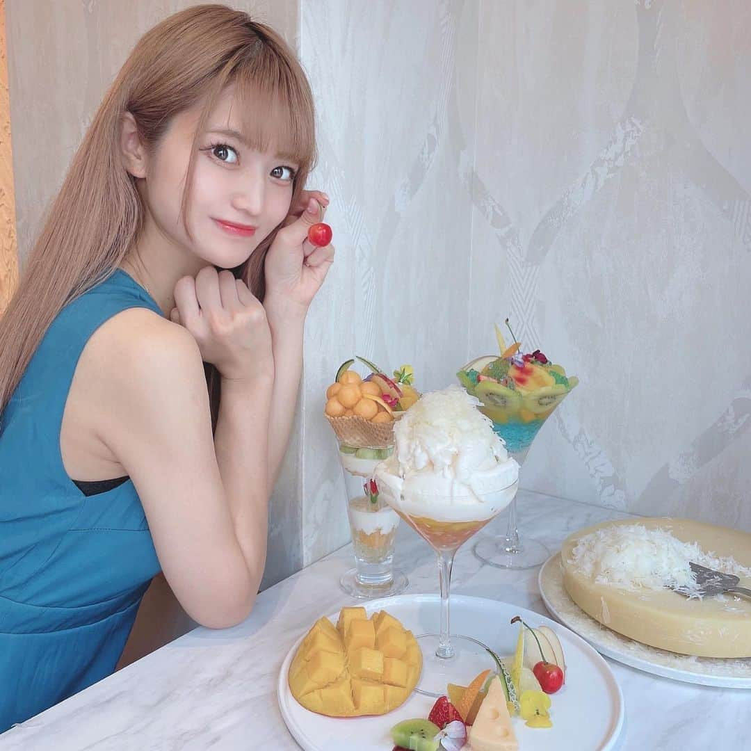 眞白ありすさんのインスタグラム写真 - (眞白ありすInstagram)「ゆーぴぴちゃんとパフェ食べてきた♡  手前にあるパフェは...なんとチーズ味のパフェなの！ チーズって合うのかな〜？ってドキドキしながら食べてみたら美味しすぎて感動😭 チーズかけ放題だからめっちゃかけて食べちゃった！  みんなもチーズパフェ食べに行ってみて！ . . . . #恵比寿カフェ  #恵比寿グルメ  #パフェ部」7月1日 20時14分 - alice.ee1010