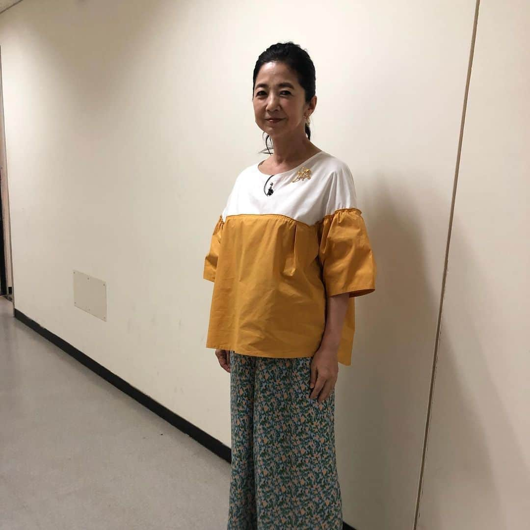 宮崎美子さんのインスタグラム写真 - (宮崎美子Instagram)「皆さん、こんばんは。 今週も『日本人のおなまえ！』アワーですね。  嘘のようなほんとの名前…ということで、今日の足ネイルは、本当のような嘘のネイルです。  よ〜く見てください。 UPでお送りします。  そして、最後の一枚は嘘のようか本当のポーズです。  この後も、『日本人のおなまえ！』引き続き、お楽しみください。  #nhk #日本人のおなまえっ #ペディキュア #ネイルデザイン #ストッキング #ネイルストッキング #y字バランス」7月1日 20時30分 - miyazakiyoshiko.official