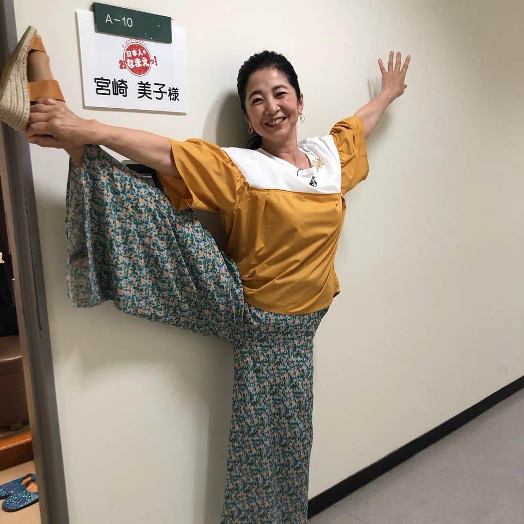 宮崎美子さんのインスタグラム写真 - (宮崎美子Instagram)「皆さん、こんばんは。 今週も『日本人のおなまえ！』アワーですね。  嘘のようなほんとの名前…ということで、今日の足ネイルは、本当のような嘘のネイルです。  よ〜く見てください。 UPでお送りします。  そして、最後の一枚は嘘のようか本当のポーズです。  この後も、『日本人のおなまえ！』引き続き、お楽しみください。  #nhk #日本人のおなまえっ #ペディキュア #ネイルデザイン #ストッキング #ネイルストッキング #y字バランス」7月1日 20時30分 - miyazakiyoshiko.official