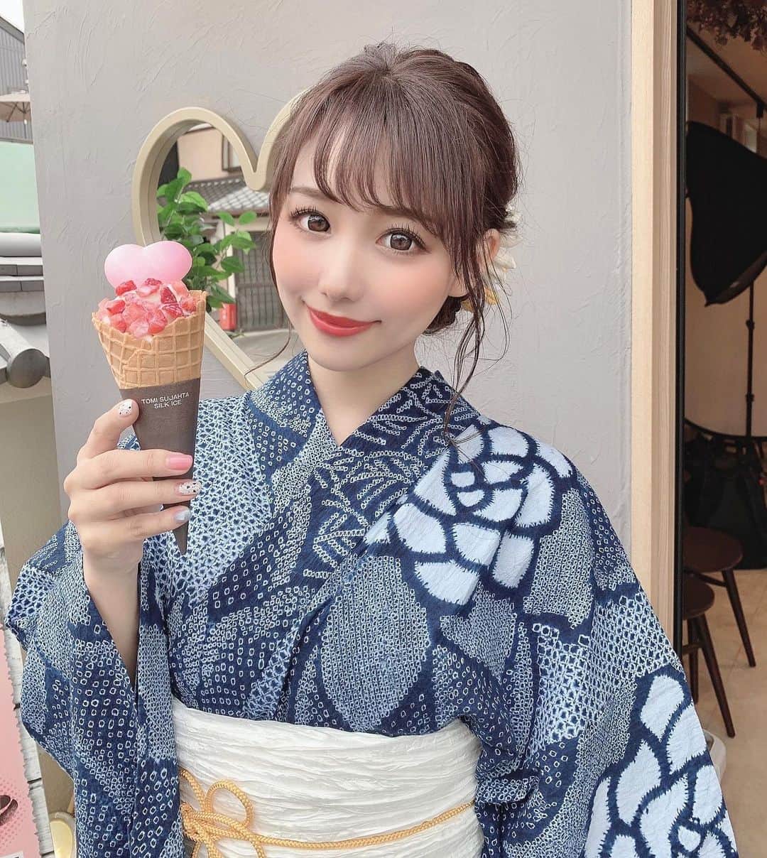 のインスタグラム：「⋆ 有松絞りの浴衣を作っていただきました❤︎  身長に合わせてデザインしてくださったみたいで 大人っぽくてお気に入りです😚  @honmachi_coffee さんにて ソフトクリームをぺろりと🍦  イチゴミルク味美味しすぎた〜！！ コーンまで美味しくて何個も食べれちゃう😂  #有松絞り #犬山城下町 #犬山浴衣 #犬山食べ歩き」
