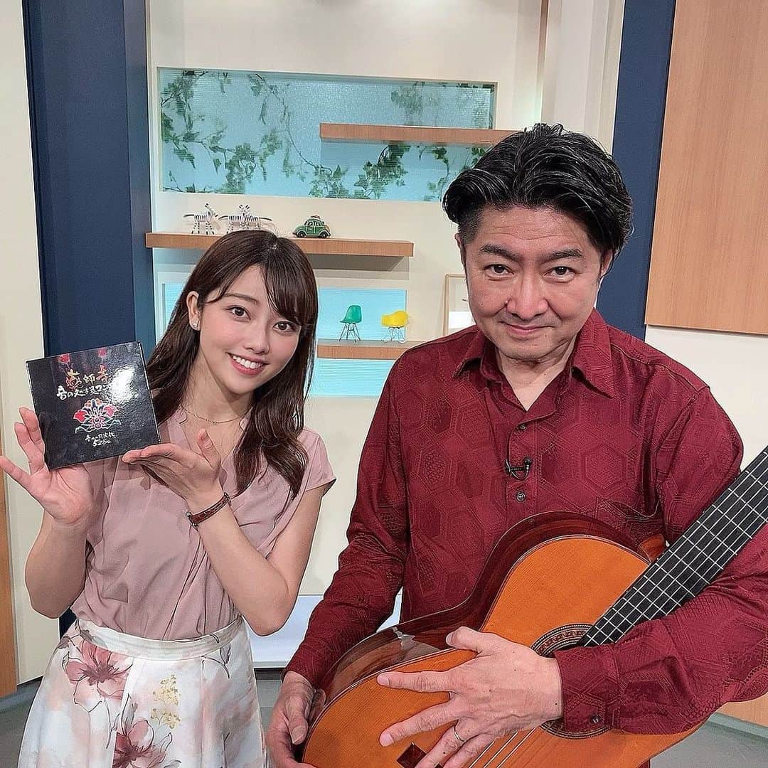 八幡美咲のインスタグラム：「みなさん 528Hz音楽ってご存知ですか？🥰  半年くらい前から 寝る前によく聴いているんですが 528Hz音楽を聴くと スッとストレスがなくなるような 身体が優しい音色に包まれるような感覚になるんです！  不思議！！  今回はスタジオに 広島出身のギター奏者岡本博文さんに お越しいたいだき まさかの528Hz音楽を 生演奏していただきましたー💕  いやー癒されましたー！ 普段のスタジオが ハワイの夕暮れのビーチ⛱🏖に いるような雰囲気で ロマンチックでした！！  生で聴けるなんて とっても嬉しかったです🧸🕊  まさに音の処方箋！ 今回手に持っているDVD📀を いただいたので 夜寝る前聴きたいと思います🥰  みなさんの中で すこし疲れたなと感じてらっしゃる方がいたら ぜひ聞いてみてください🌸😉  #音の処方箋 #528ヘルツ音楽　 #アナウンサー #ナイトルーティン」