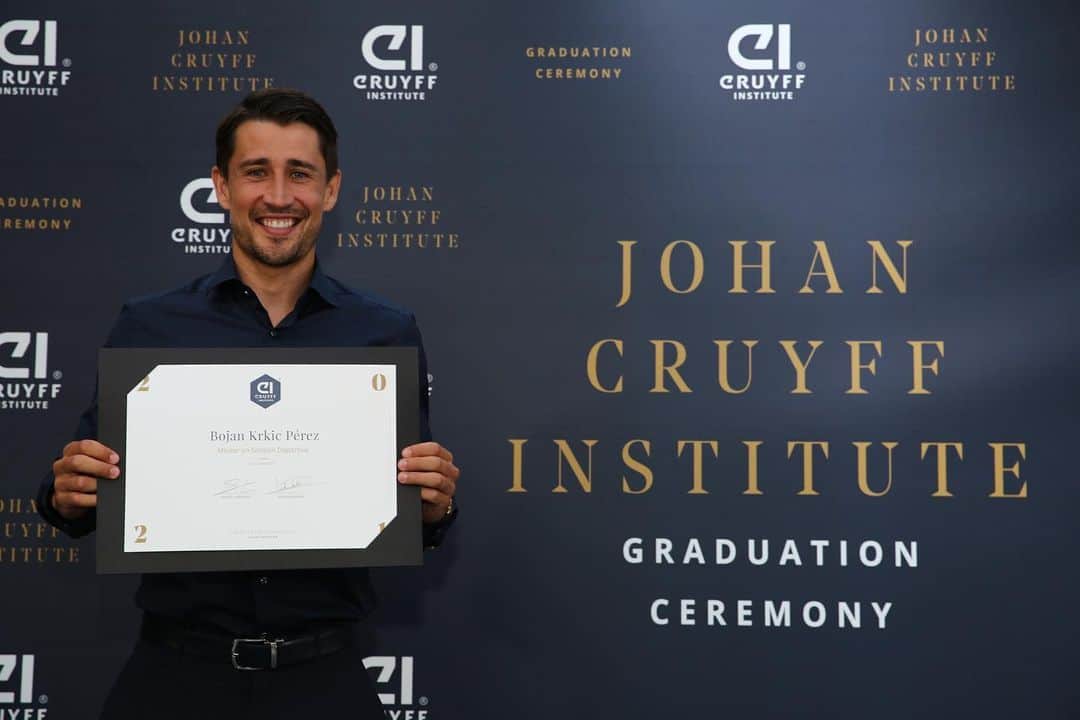 ボージャン・クルキッチのインスタグラム：「One of the best decisions I've taken this year was to study and devote the time the pandemic has given us to explore other things. Not only have I learnt so much, it's also been a really important way of getting away from everything during the quarantines and the bubbles imposed on us footballers. Despite my playing career still continuing, the #johancruyffinstitute has guided me and helped me to achieve all of this through its master's in sports management. Yesterday we celebrated my graduation as a director of football and the fact that in the future, I'll be able to continue enjoying football from another perspective and one I've discovered I also really love. I've also been able to share this experience with the amazing @tommyrobredo and that's another of the great things I take away with me.   Una de las mejores decisiones que he tomado este año ha sido poder formarme e invertir el tiempo que nos ha dejado esta pandemia a desarrollar otras inquietudes. No solo he aprendido muchísimo, sino que ha sido una vía de evasión muy importante durante las cuarentenas y concentraciones que se nos han impuesto a los futbolistas.  A pesar de estar en activo, el #johancruyffinstitute me ha guiado y me ha ayudado a conseguirlo gracias a su máster de Dirección Deportiva. Ayer celebramos que me he graduado como director deportivo y que el día de mañana tendré la posibilidad de poder seguir disfrutando del fútbol desde otra perspectiva que, he descubierto, también me apasiona. Además, he podido compartir experiencia con el gran @tommyrobredo y esa es otra de las grandes cosas que me llevo.」