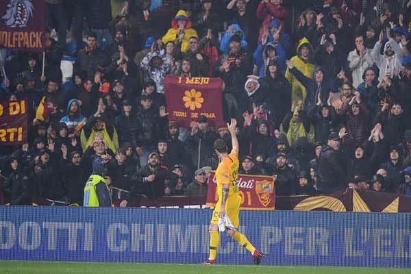 アントニオ・ミランテのインスタグラム：「Ho sempre cercato di dare il massimo per questa maglia.Scoprirne in prima persona l’amore viscerale dei suoi tifosi e’ stato un privilegio. GRAZIE ROMA ❤️」