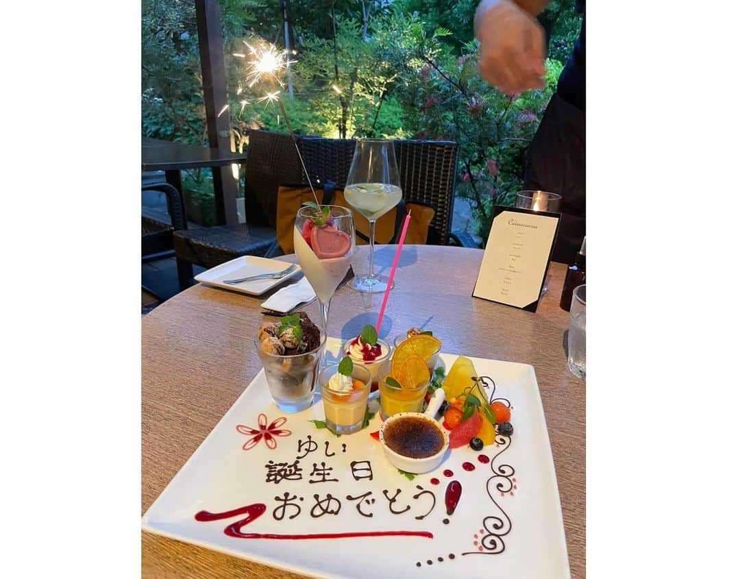 須崎優衣さんのインスタグラム写真 - (須崎優衣Instagram)「22歳になりました🌈✨ お祝いしてくださりありがとうございました🥰 ・ 今年は私にとって特別な一年になります。 私らしく何事も楽しみながら、感謝の気持ちと笑顔を大切に、必ず目標を達成して、史上最高の一年にできる様に頑張ります😆💪✨ ・ これからもよろしくお願い致します☺️✨」7月1日 21時08分 - yui106301susaki