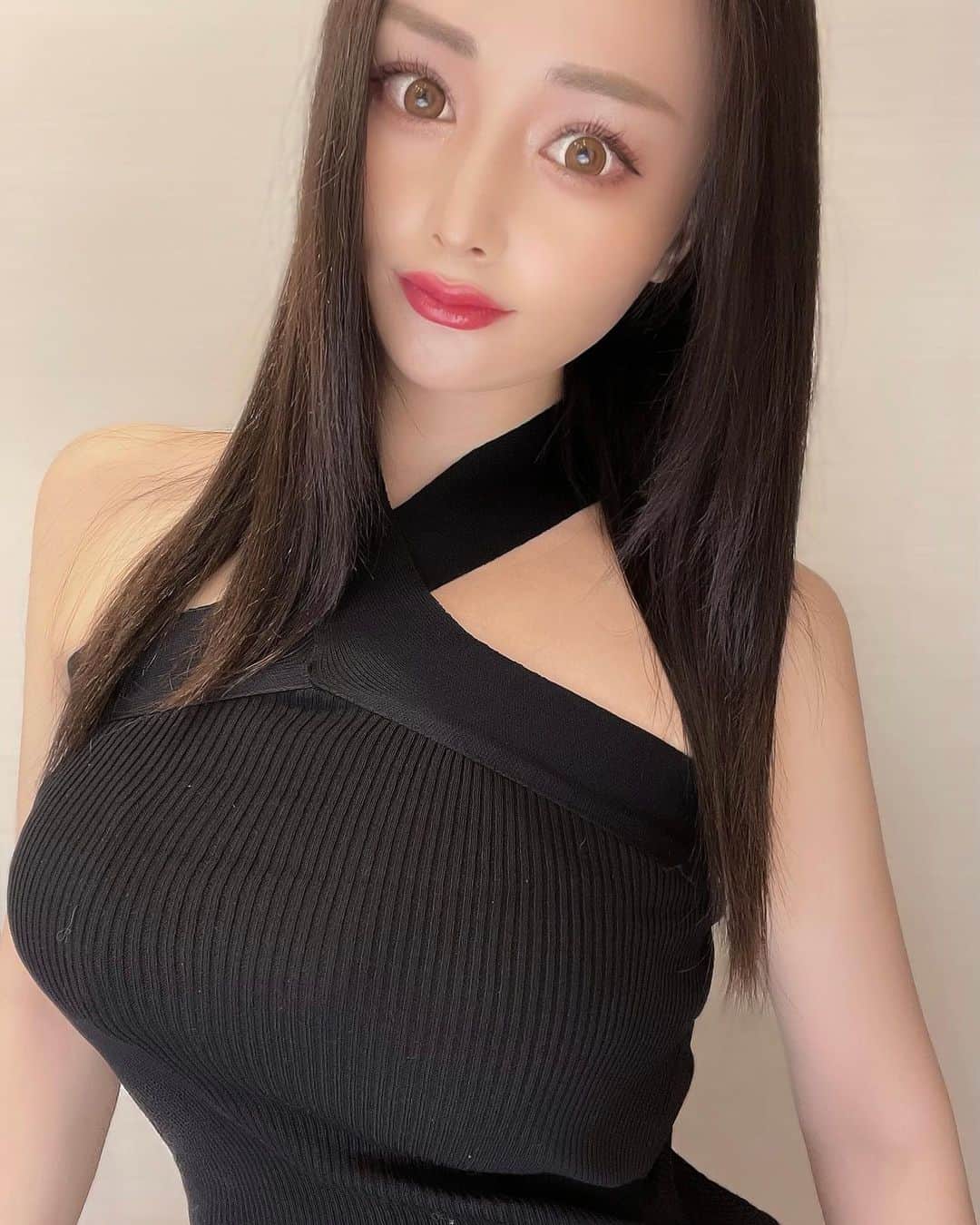 のインスタグラム：「． @sbc_mai.fukuda 先生の 神業 #モテリップ　💋💋💋  ちょっとはセクシーな海外の女優さんに近づいたかな？🤣  @sbc_musashikosugi   トップスは @valmuer_official 💠💠💠  #モテリップ#まい先生#福田麻衣#湘南美容外科#湘南美容外科武蔵小杉院#唇ヒアルロン酸#ヴェルムーア#ことこーで#valmuer#ootd#lip#chuu#coordinate#sbc」