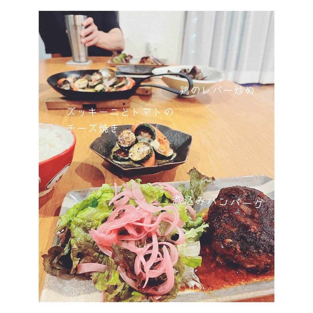 笹峯愛のインスタグラム：「今宵の簡単晩ごはん。  何か足りないと思ったら 冷凍ストックしてた グリーンピースのスープを 出し忘れました😭  #晩ごはん  #煮込みハンバーグ が食べたかった #鶏レバー は#旦那 #リクエスト」