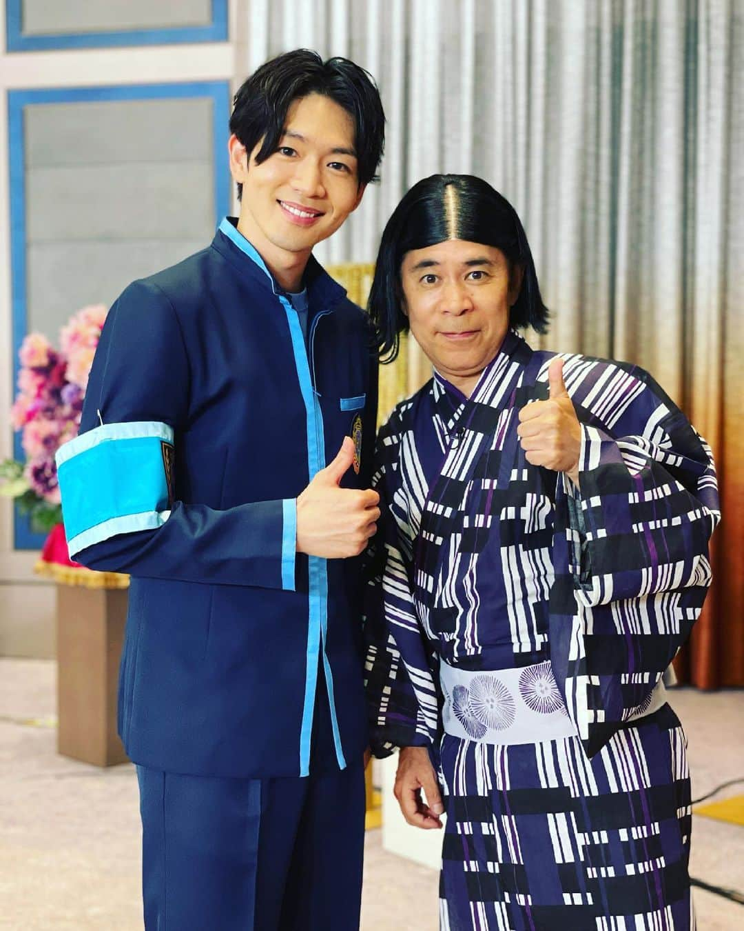 松下洸平さんのインスタグラム写真 - (松下洸平Instagram)「今宵もゴチありがとうございました！ 久しぶりにスカーレットな夜にもなりましてとても楽しかった。  「ゴチになります」毎回本当に緊張しますが、僕はゴチが大好きです。 10代の頃、テレビの向こうで踊る岡村さん、諦めずに努力する岡村さん、笑かしてくれた岡村さんに何度も励まされてきたから今の僕がある。  今一緒に仕事させてもらってる。 席が遠くていつもちゃんと話せないけど 岡村さんが喋ってる時、笑かしてくれてる時、いつもちょっと泣きそうになるんだよね。  (スゲー、岡村さんだー)って。  この写真だって、見る度にすげー！って思う。 あの頃の僕に見せてやりたい。  #ゴチになります22」7月1日 21時23分 - kouheimatsushita_official