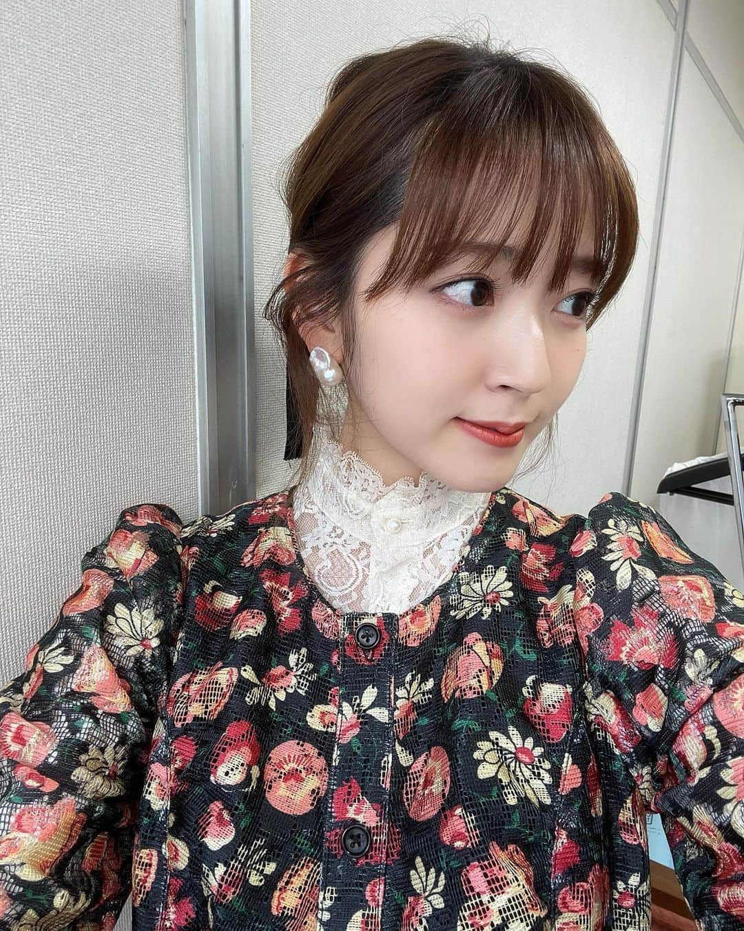 鈴木愛理さんのインスタグラム写真 - (鈴木愛理Instagram)「✴︎  みんなげんき〜？😚✨ 思い通りにならないことがあった日も いいことある日の前兆ということで 明日からも笑顔でいこーう𓅯𓅯𓅯 ⁡ 最近の衣装たち載せまする✨  《クラシックTV拡大版SP》 ＊dress: @adelly.tokyo @harumi_showroom ＊ring: @abiste_official ＊tops: @reverievintageboutique ＊shoes: @dianashoespress  ⁡ 《Queen特集》 ＊earring: @mex_handmade ＊setup: @fumiku_tokyo ＊sandal: @dianashoespress ⁡ 《ブラックシンデレラ特番》 ＊tops: @andrabbit_official ＊earring: @abiste_official  《サンサーンス特集》 ＊earring: @__ripsalis__ ＊dress:  @annasui_japan  @annasui ＊tops: @reverievintageboutique」7月1日 21時16分 - airisuzuki_official_uf