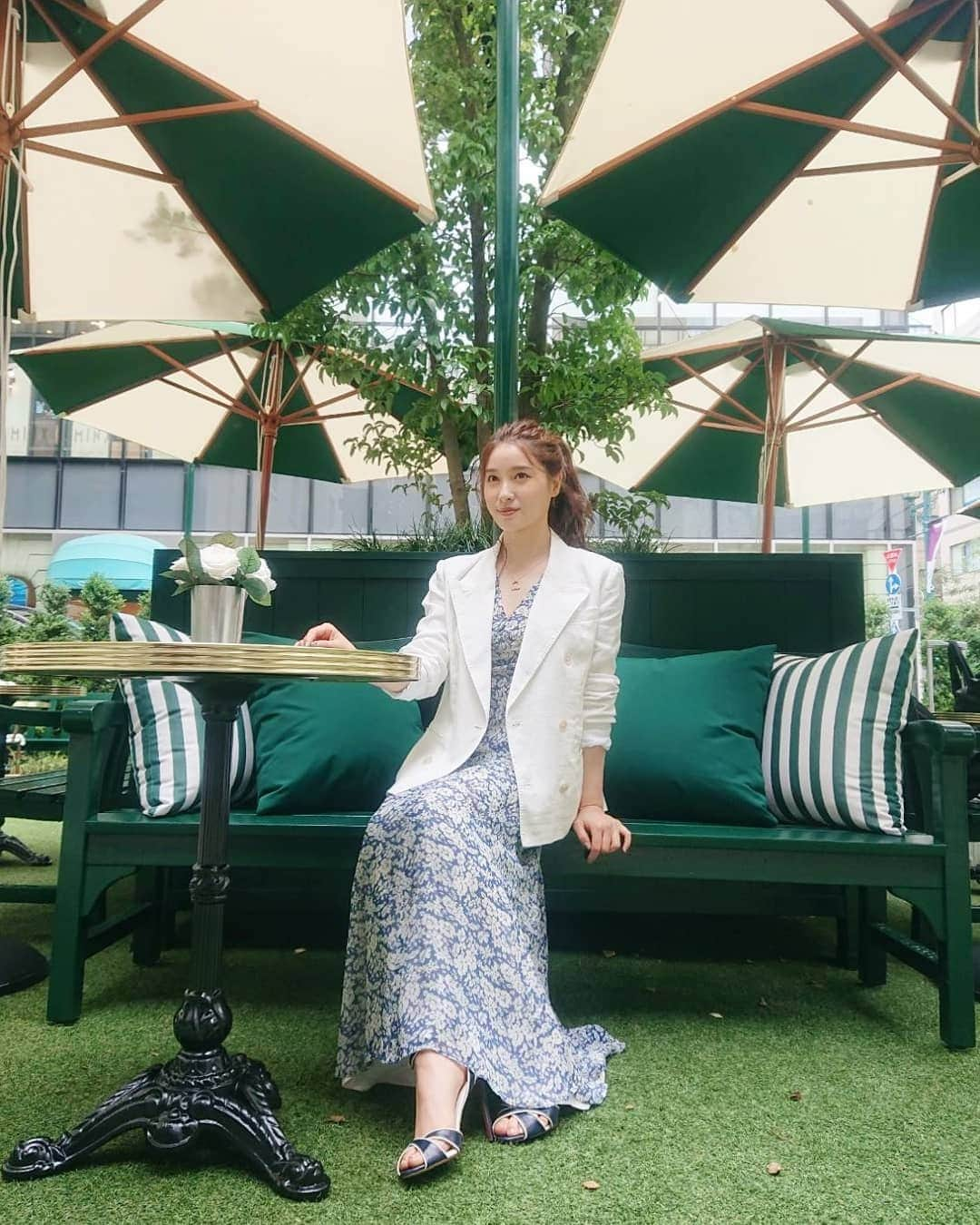 土屋太鳳さんのインスタグラム写真 - (土屋太鳳Instagram)「It was very relaxing place, 🍀✨✨ I'd love to go there again. 💕 . 今日の東京は、雨と一緒に なんだかひんやりした1日でした☔️ 日によって気温差がある時期なので どうか体調管理に気を付けてくださいね🙏💦 涼しいと水分補給を忘れがちですが こまめな水分補給はいろいろな予防にもなるそうなので 私も出来るだけ心がけようと思います🔥 . 昨日に引き続き #ラルフローレン銀座  #オープニングセレモニー  での写真📷️✨ 店内にあるガーデンなのですが 報道でもお話したように 「どこでもドア」でリゾートに着いたような衝撃があります😳✨✨ 銀座にいることを忘れそう… . 私は子どもの頃から銀座が大好きなので 銀座に来るだけでワクワクするのですが、 そこにファッションのワクワクが加わって、 さらに 旅のワクワクまで思い出せるという…😍💕💕 . 知っている言葉が少なすぎて伝えきれず、 もどかしいのですが、 ここに来るだけで いくつものしあわせを楽しむことが出来るので まさに都会の中のオアシスという感じ🍀🌈✨ . ぜひぜひぜひ たくさんの人に楽しんでいただきたいですし 私も絶対また行こうと思います☺️💕💕 . #ラルフローレン #ralphlauren」7月1日 21時16分 - taotsuchiya_official