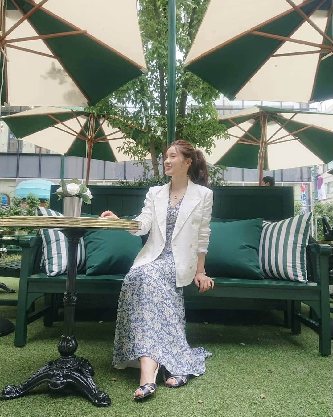 土屋太鳳さんのインスタグラム写真 - (土屋太鳳Instagram)「It was very relaxing place, 🍀✨✨ I'd love to go there again. 💕 . 今日の東京は、雨と一緒に なんだかひんやりした1日でした☔️ 日によって気温差がある時期なので どうか体調管理に気を付けてくださいね🙏💦 涼しいと水分補給を忘れがちですが こまめな水分補給はいろいろな予防にもなるそうなので 私も出来るだけ心がけようと思います🔥 . 昨日に引き続き #ラルフローレン銀座  #オープニングセレモニー  での写真📷️✨ 店内にあるガーデンなのですが 報道でもお話したように 「どこでもドア」でリゾートに着いたような衝撃があります😳✨✨ 銀座にいることを忘れそう… . 私は子どもの頃から銀座が大好きなので 銀座に来るだけでワクワクするのですが、 そこにファッションのワクワクが加わって、 さらに 旅のワクワクまで思い出せるという…😍💕💕 . 知っている言葉が少なすぎて伝えきれず、 もどかしいのですが、 ここに来るだけで いくつものしあわせを楽しむことが出来るので まさに都会の中のオアシスという感じ🍀🌈✨ . ぜひぜひぜひ たくさんの人に楽しんでいただきたいですし 私も絶対また行こうと思います☺️💕💕 . #ラルフローレン #ralphlauren」7月1日 21時16分 - taotsuchiya_official