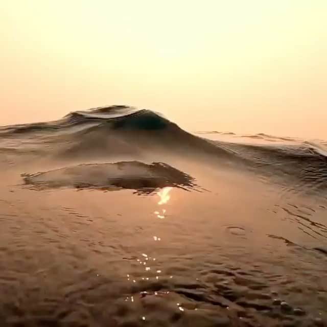ベックスロックスのインスタグラム：「Slow motion ocean healing 🌊 🙏✨ ⠀⠀⠀⠀⠀⠀⠀⠀⠀ A much needed mid week meditation in a world with so much uncertainty.   Vía @nowness @smitherspix . . . . #Meditation #oceanWaves #oceanhealing  #slowmotion  #theartofslow」