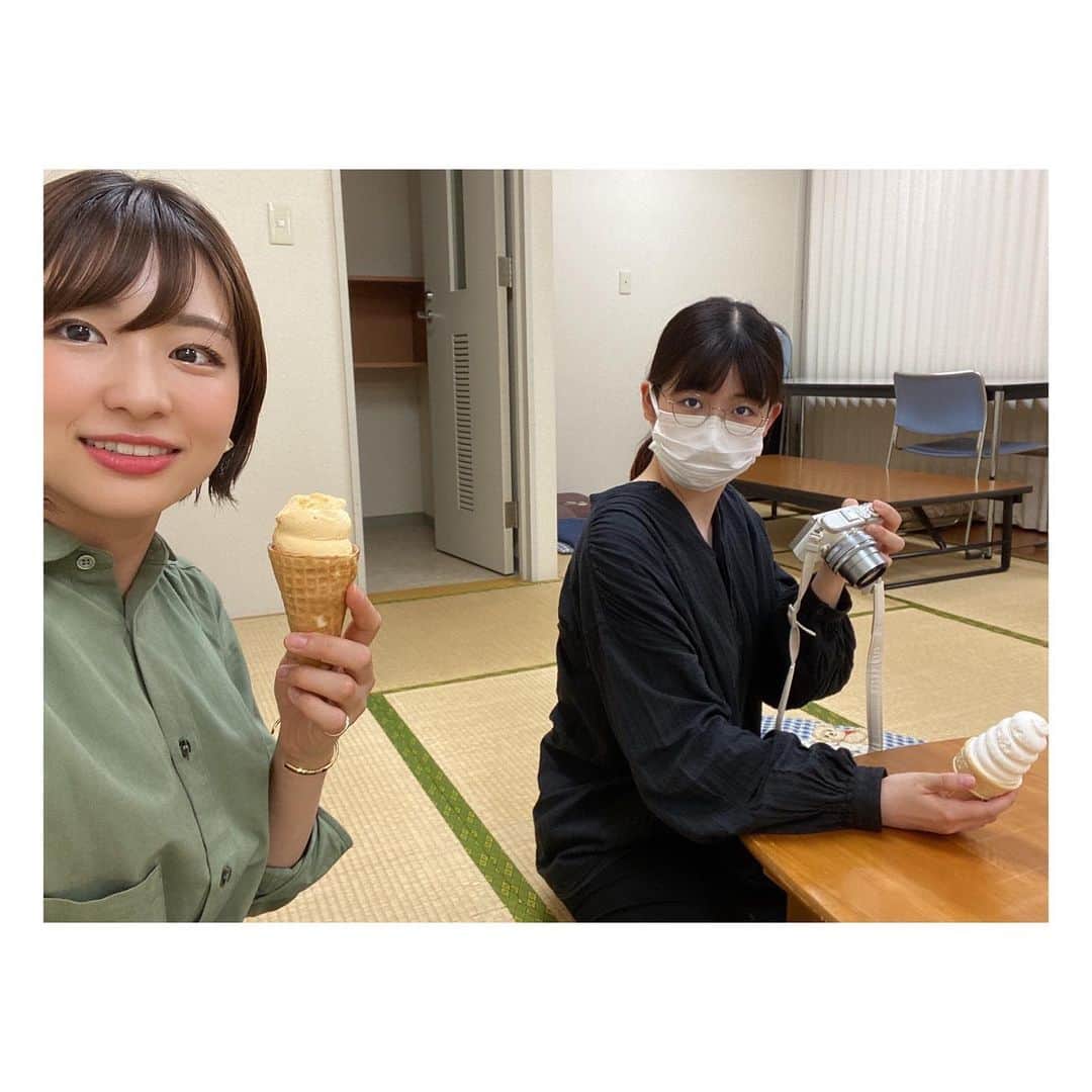 石井祐里枝のインスタグラム：「昨日は北海道魅力発信YouTubeチャンネル「Play北海道」の撮影でした📸  こちらのYouTubeチャンネルは、私の同期あやかPこと道産子のあやぴーが毎日配信しているチャンネルです💪✨  道内の方には「こんなところあったんだ！」 道外の方には「北海道行ってみたい！」 と思って頂けるような動画を目指して配信しています✨  あやぴーと私が組んで作っている動画も沢山あるのでぜひご覧頂きたいです！　  2人とも動画を作った経験がなく、見づらいところもあるかもしれませんが、その分素直に、率直な思いをお伝えできるよう心掛けています💪  最近は「お取り寄せ」などを中心にご紹介しています☺️  ▶️ごはんのお供&お刺身セット編 https://youtu.be/U19LCVqswSM  ▶️アイスプレゼン編 https://youtu.be/X4xWxG2ulD0  「道外出身の24歳の私」という等身大の自分を表現する場にもなっていて、のびのびやらせて頂いています🌱  昨日の撮影は畳のあるお部屋だったので、いつも以上にリラックスしていました😂 畳の上ってどうしてあんなにゴロゴロしたくなるんだろう…  次回はみんな大好き「セイコーマート編」です！お楽しみに🤤  #UHB #YouTube #Play北海道　#北海道　#北海道魅力発信 #同期　#入社2年目　#道内　#道外　#北海道グルメ　#北海道スイーツ　#スイーツ　#お取り寄せスイーツ #おとりよせグルメ #札幌　#セイコーマート　#セコマ　#道産子　　#アナウンサー」