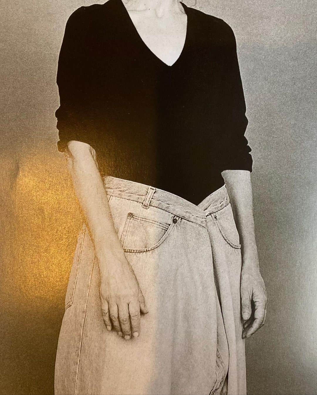 早坂香須子さんのインスタグラム写真 - (早坂香須子Instagram)「カシミアニットは　 ジェーンバーキンをお手本に、さらりと一枚で着こなしたい。  前後ろで着れるから 一枚で２着分美味しい。  佐藤繊維のカシミアを着て、カシミアの基準が変わるほどのとろける肌触りと、毛玉の出来にくさは、私が1年気倒して太鼓判なのです。  明日から受注と試着会は始まりますが、7月3日の朝10時から　koneディレクターの杉原氏とライブで詳しくお伝えします💗✨  試着会のご予約はストーリーから✨  @kone_satoseni  #佐藤繊維と早坂香須子」7月1日 21時45分 - kazukovalentine