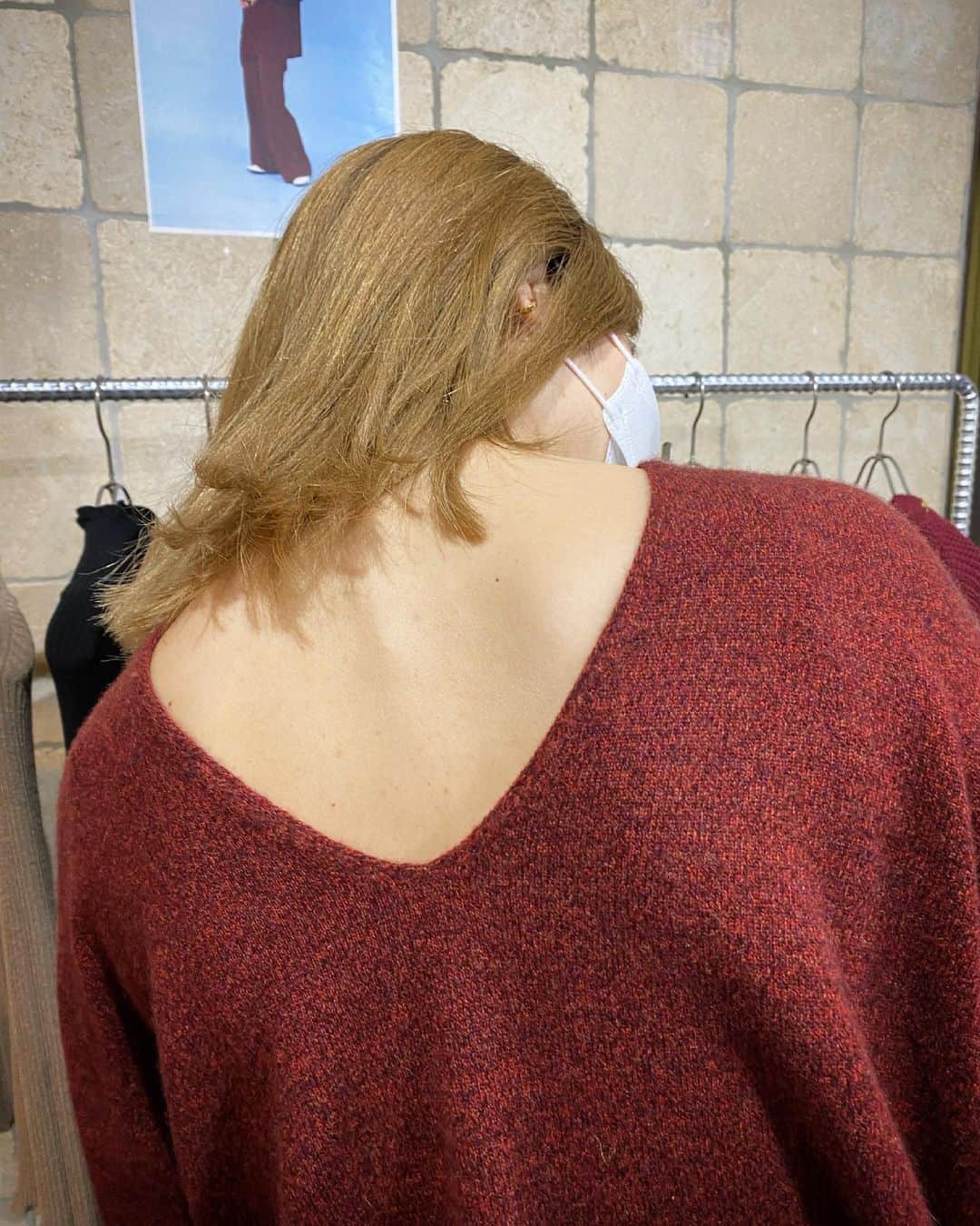 早坂香須子さんのインスタグラム写真 - (早坂香須子Instagram)「カシミアニットは　 ジェーンバーキンをお手本に、さらりと一枚で着こなしたい。  前後ろで着れるから 一枚で２着分美味しい。  佐藤繊維のカシミアを着て、カシミアの基準が変わるほどのとろける肌触りと、毛玉の出来にくさは、私が1年気倒して太鼓判なのです。  明日から受注と試着会は始まりますが、7月3日の朝10時から　koneディレクターの杉原氏とライブで詳しくお伝えします💗✨  試着会のご予約はストーリーから✨  @kone_satoseni  #佐藤繊維と早坂香須子」7月1日 21時45分 - kazukovalentine