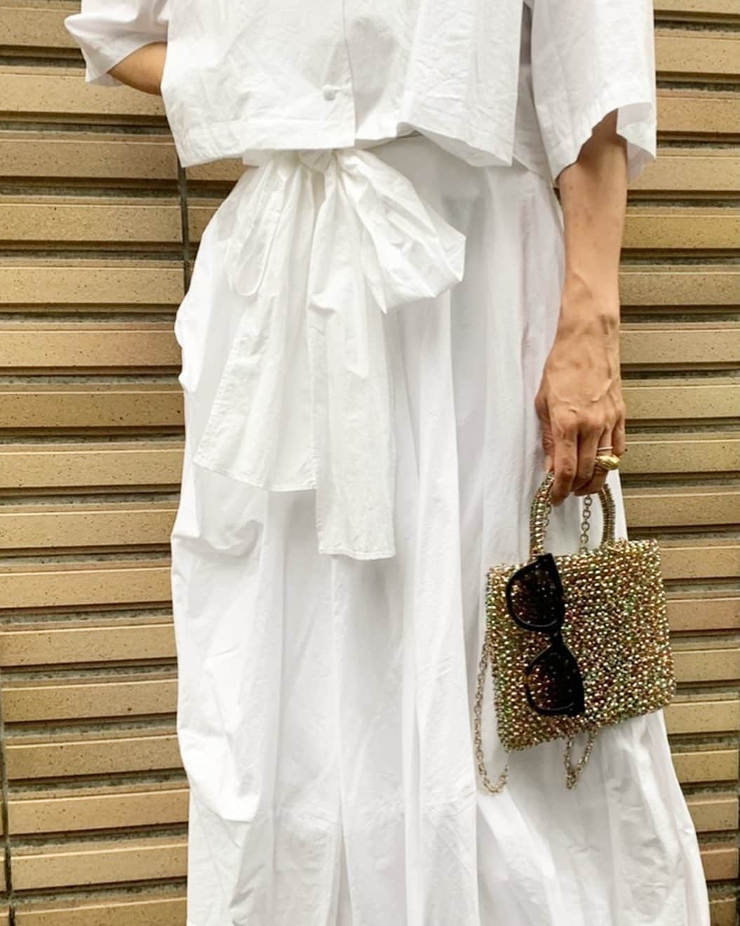 亀恭子さんのインスタグラム写真 - (亀恭子Instagram)「All Whiteの日に一点、シャイニーなマルチカラーで華を。  コンパクトなサイズ感も可愛い。 玄関に置いていたら次男が持ってましたヨ  今日から雨が続きそうだから、 白いお洋服はしばし我慢。  someday's… #fashion #ootd #kkstyle #tokyo #kamescloset #shirt &#skirt #nagonstans #bag #anteprima #antepirmawirebag #shoes #zara #summer #July」7月1日 21時52分 - kame_kyo