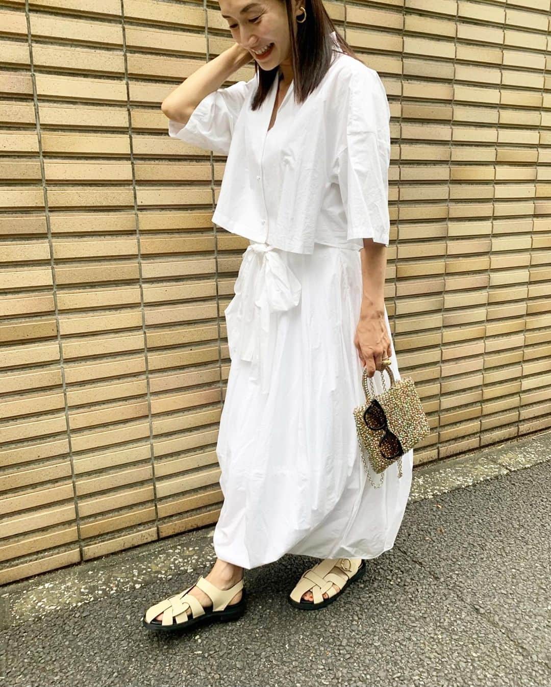 亀恭子のインスタグラム：「All Whiteの日に一点、シャイニーなマルチカラーで華を。  コンパクトなサイズ感も可愛い。 玄関に置いていたら次男が持ってましたヨ  今日から雨が続きそうだから、 白いお洋服はしばし我慢。  someday's… #fashion #ootd #kkstyle #tokyo #kamescloset #shirt &#skirt #nagonstans #bag #anteprima #antepirmawirebag #shoes #zara #summer #July」