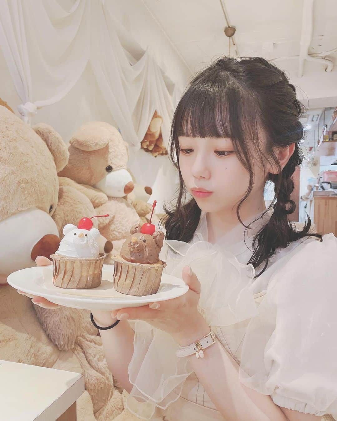 蒼井聖南のインスタグラム：「⁡ ⁡ ⁡ ⁡ 食べちゃうぞ🧁 ⁡ ────────── #chuLa #オールシーズカフェ #高円寺カフェ #高円寺グルメ #カップケーキ」