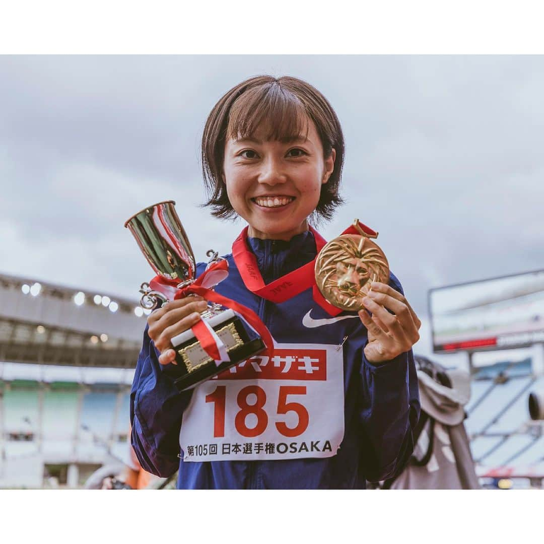 卜部蘭のインスタグラム：「【 第105回 日本選手権 】 800m 2'03"71🥇 1500m 4'10"52🥈  応援してくださる沢山の方々のおかげで､ 金と銀の🦁メダルを獲得することができました🙇‍♀️✨️！  皆さんと一緒に更なる喜びを共有できるように！ また頑張ります！！  ありがとうございました🙇‍♀️✨️  🙏📷 @ekiden_news  @records_iwakuni   #日本選手権 #積水化学 #セキスイフェアリーズ #twolaps」