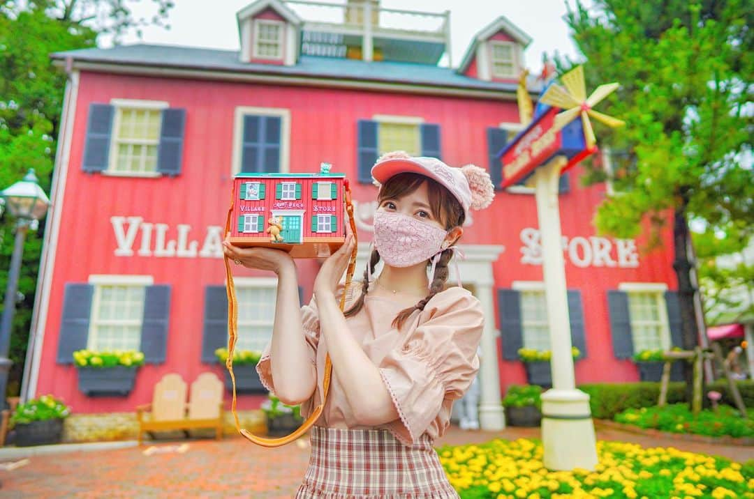 あいにゃんさんのインスタグラム写真 - (あいにゃんInstagram)「今日はダッフィーの新ポップコーンバケットの発売日❣️🧸💗💕たまたま行けたので久しぶりの即ゲット✌️😭  今回のデザインはケープコッドにあるショップ✨ アーント・ペグズ・ヴィレッジストアのデザインなので、 記念にお店の前でお写真撮ったよ〜っ👵🏻🌼💗💕  ▼お値段 ポップコーン、バケット付き 3,400円✨ ▼販売店舗 リドアイル前(ポップコーンワゴン) リバティランディングダイナー前(ポップコーンワゴン) ケープコッドクックオフ前(ポップコーンワゴン) ニューヨークデリ  サイトの写真ではわからなかったけど、 ダッフィー＆フレンズ全員が バケットにちゃんといました〜🐻🐱🐰🐶🐢  さらに肩の部分が痛くならないように改良されてて 優しさがプラスされてました😭💗💕  そしてライト付きなので、 暗いところで光らせると、、、 窓の明かりが灯って凄く素敵🥺🌃🌙💗  ケープコッドで見た景色を そのまま持ち帰れるかんじなので、 このポップコーンバケットかなりオススメです！笑😂💗  #東京ディズニーシー　#ディズニーシー　#ディズニー　#ディズニーコーデ　#シェリーメイコーデ　#ダッフィーアンドフレンズ　#ケープコッド　#ディズニーグッズ　#サニーファン　#tokyodisneysea #tokyodisneyresort #areeamディズニーコーデ #あいにゃんのディズニーnews」7月1日 22時27分 - ainyan_0302