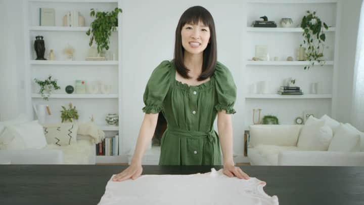 福田基広のインスタグラム：「【本当におすすめ】公式オンラインショップオープン記念 7/5までこんまりさんによる片づけレッスン動画 20%オフで購入可能です💖 未体験の方は、この機会にこんまりメソッドに触れて欲しい✨ . こんまりさんの日本法人で、お手伝いをさせていただくようになり早３ヶ月。 　 書籍以外で、しっかり0から片づけを学ばせていただいたのが、このレッスン動画でした。  もうね、すごい。 なにがすごいって、誰にでも再現できるメソッド。  片づけの先にある【ときめく人生とは？】まで、この動画は見せてくれるのが本当にすごい！！ なんでこんまりさんは、世界で愛されているのか？ この動画で触れることができる。  こりゃ、世界一になりますよ。 日本人こそ、ぜひこのレッスン動画、持っておいて欲しい。 ぼくがきっかけで、こんまりさんに興味持った人も、この20%オフのタイミングで購入して触れて欲しい！  片づけは、マインドフルネス👍 とってもスッキリしますよね！ 福田家もドンドン片づいていて、本当に感謝でしかないんです。  今日だって片づいた自宅に、頼んでいたソファーが届いてときめきっぱなし✨  会社の人間だからどうとかじゃない 本気で思ってるし、本気で今回書いてます。 @takumi.kwhr さんに出会って良かった、 @sandy.japan とみなと働けて良かった。 じゃなかったら、こんなに片づけで人生変わると思ってなかったもの。  みなさん、7/5までの記念キャンペーンなのでぜひお買い求めください💖 今回、多くの方にお買い求めいただいております、本当嬉しい。  クーポンは公式サイトに掲載されてるよ！ プロフィールに載せてます👍  #こんまり #こんまりメソッド #近藤麻理恵 #konmari #片づけ #片付け」