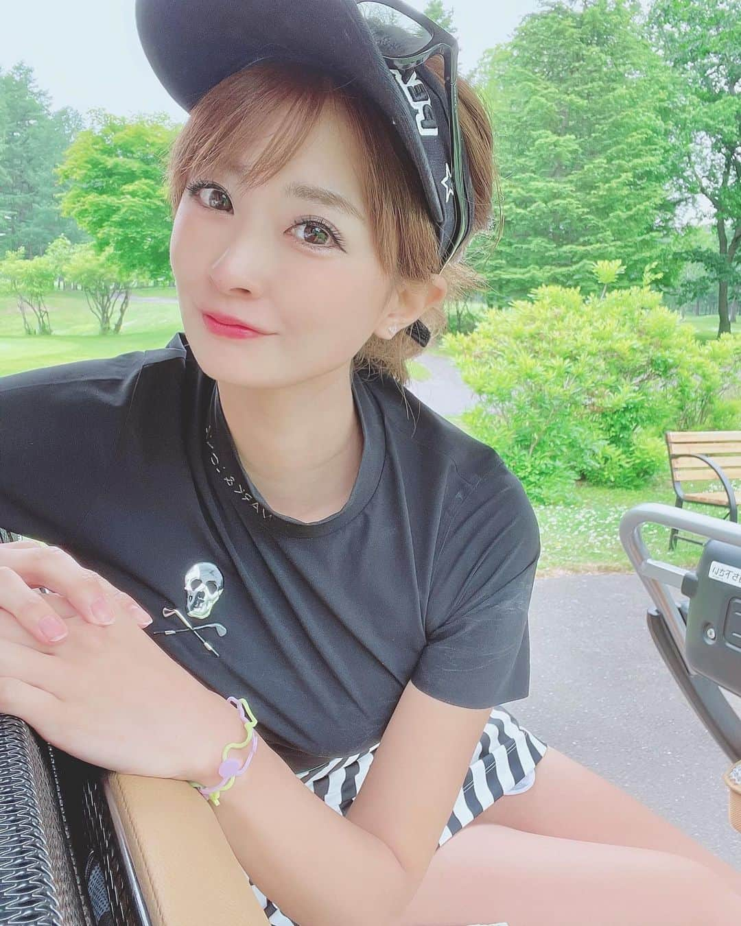 高木由紀のインスタグラム：「birthday golf 🎂♡  お誕生日のお祝いで釧路まで✈️笑  サプライズ登場したよー！笑  そしてみんなでバースデーゴルフ⛳️🏌️‍♀️🏌️‍♂️  途中までは、なーーーまら！よかったのに！！！ 4パットやってしまった瞬間から だだ崩れ。笑  次のホールに引きづらない！ 2パットで決める！  これ今の目標👍 #びっくりするくらい出来てない爆笑  ま、楽しかったからOK🙆‍♀️🤍笑  釧路の皆様ありがとうございました🤍🤍🤍  #素敵なまち #釧路」