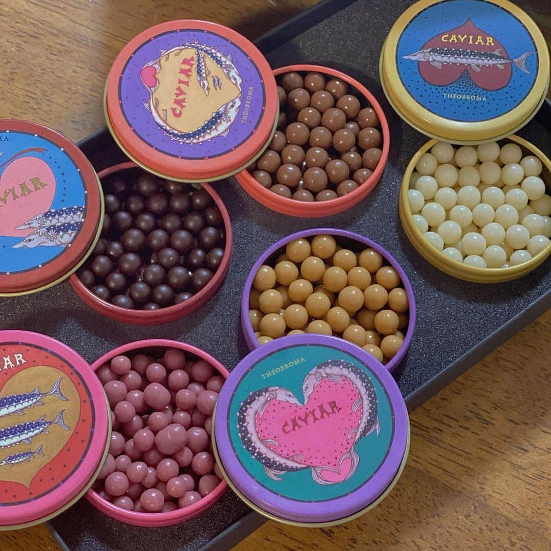 のインスタグラム：「Thank u bestie🐟🍫🧡 #caviar #chocolate #theobroma」