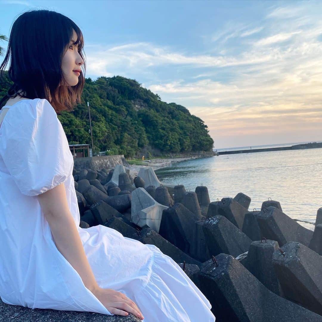 志茂彩奈さんのインスタグラム写真 - (志茂彩奈Instagram)「もう7月！夏！海！海！海！ 今年の夏はたくさん海に行きたい🏄‍♂️ おすすめの海教えてください！  ちなみにここ白浜なんですけど、めちゃくちゃ透き通ってて 綺麗でした。。  そして最後の写真なんでこれ持ってこんな笑顔なのか自分でも わかっていません。が、めちゃくちゃ楽しかった🕺  #夏#海#１枚目なんか髪の毛が#これってわかめですか？」7月1日 23時55分 - nayaas___