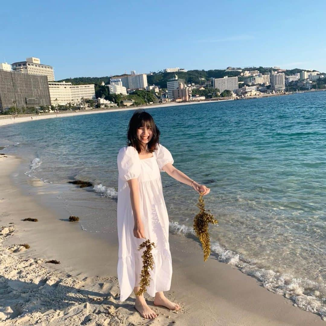 志茂彩奈さんのインスタグラム写真 - (志茂彩奈Instagram)「もう7月！夏！海！海！海！ 今年の夏はたくさん海に行きたい🏄‍♂️ おすすめの海教えてください！  ちなみにここ白浜なんですけど、めちゃくちゃ透き通ってて 綺麗でした。。  そして最後の写真なんでこれ持ってこんな笑顔なのか自分でも わかっていません。が、めちゃくちゃ楽しかった🕺  #夏#海#１枚目なんか髪の毛が#これってわかめですか？」7月1日 23時55分 - nayaas___