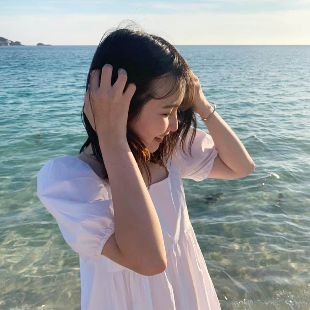 志茂彩奈のインスタグラム：「もう7月！夏！海！海！海！ 今年の夏はたくさん海に行きたい🏄‍♂️ おすすめの海教えてください！  ちなみにここ白浜なんですけど、めちゃくちゃ透き通ってて 綺麗でした。。  そして最後の写真なんでこれ持ってこんな笑顔なのか自分でも わかっていません。が、めちゃくちゃ楽しかった🕺  #夏#海#１枚目なんか髪の毛が#これってわかめですか？」