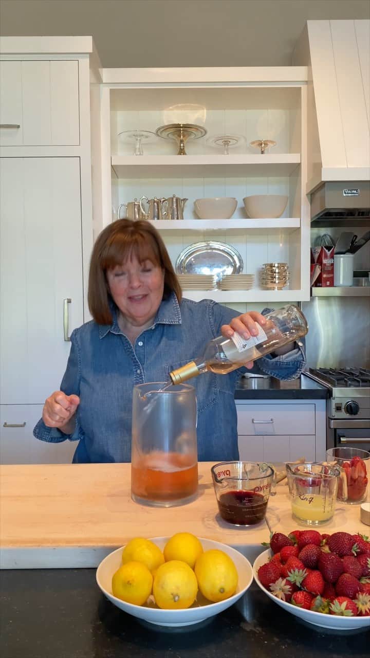 アイナ・ガーテンのインスタグラム：「After this past year, I like to remind myself that there is still so much to celebrate.  My Summer Rosé Sangria is here to help!  It’s refreshing and delicious and so easy to make. And all the fruit makes it good for you, right? A link to the recipe is in my bio. Happy 4th of July! 🇺🇸🇺🇸🇺🇸」