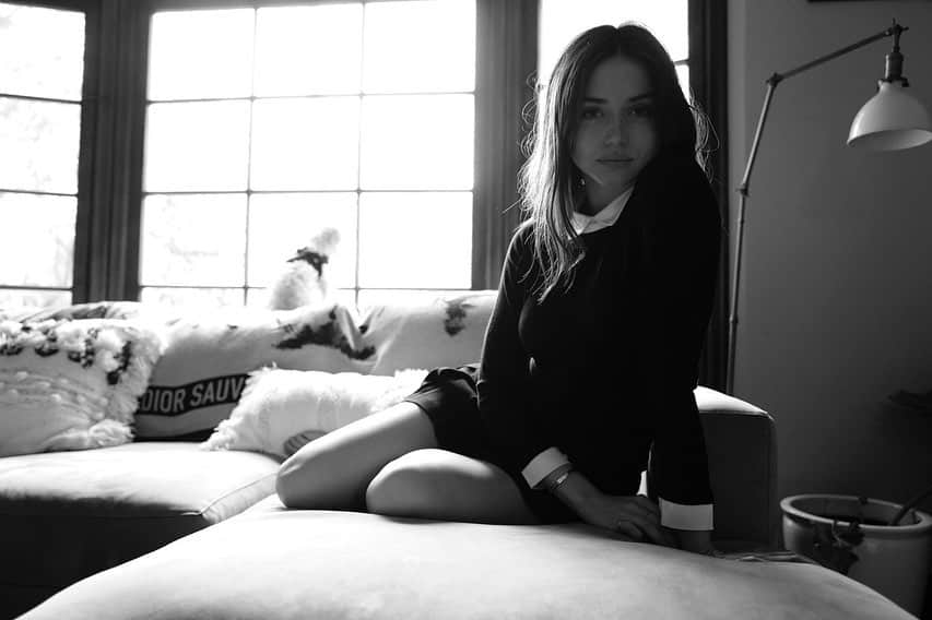 アナ・デ・アルマスのインスタグラム：「#tbt 2018. A rainy day in LA when @gregwilliamsphotography and I took pictures and ate hotdogs. 📷🌭」