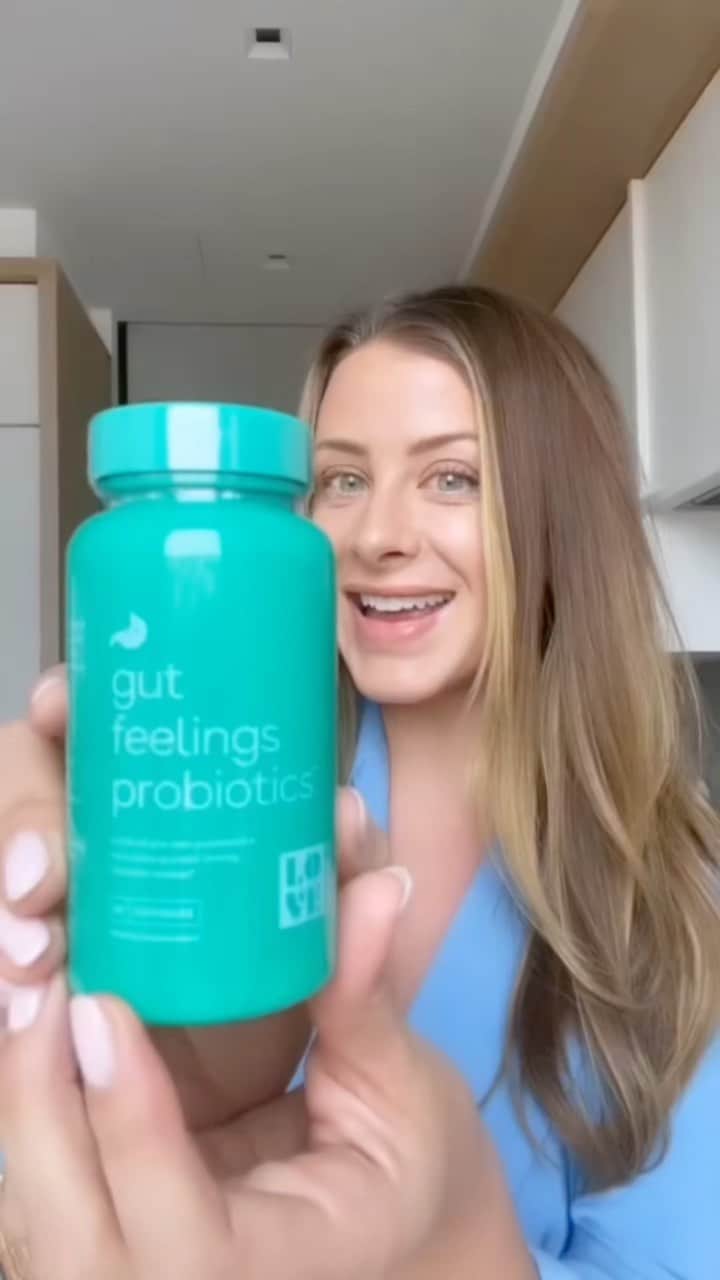 ロー・ボスワースのインスタグラム：「Meet Gut Feelings Probiotics, our newest addition to the @lovewellness lineup. Our pre/pro/postbiotic capsules help support 👉immunity 👉calm digestive system 👉a happy and balanced gut! Head to stories or tap the link in bio to learn more.」