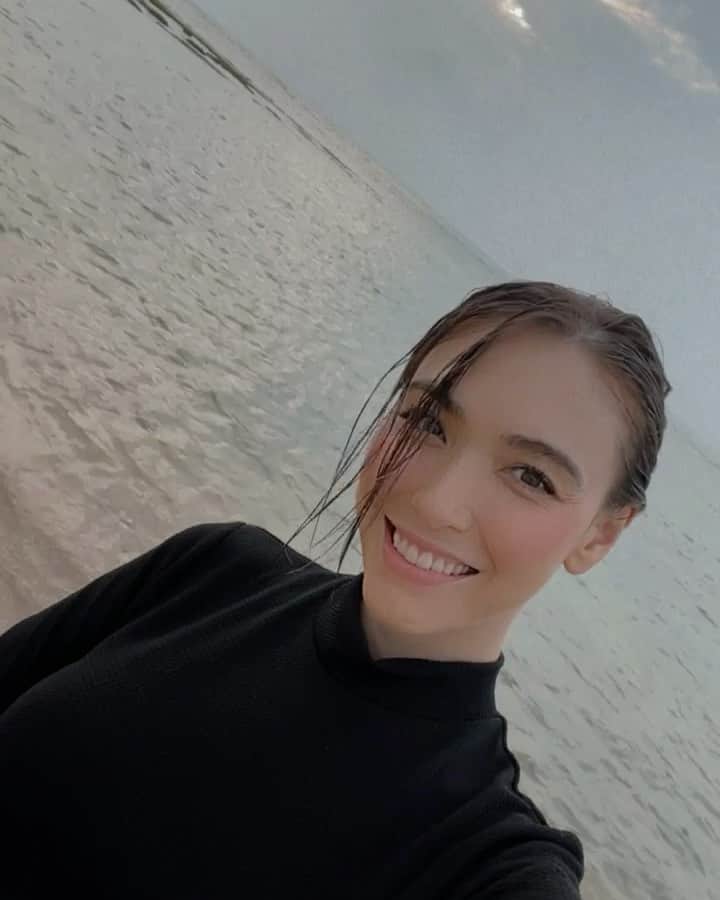 ダンシーシャノン美沙のインスタグラム：「周りにどう言われようと自分が信じて決めた道を進めば大丈夫。それは正解だし自分の人生だから自分で選んでいい✨  自分を解放してあげて🕊  何か今自分に起きていることがあってもそれが100年続くわけじゃなくいつか終わりは来るから辛いのは過ぎ去るからそこにフォーカス置かなくてよくて先のワクワクを考えてそれで頭をいっぱいにしておけばそうなるよ🌪✨  人間って無敵でテレパシーとか使えないように見えて実際使っちゃってるし気持ちが伝わっちゃったり会いたいなと思ったら目の前にその人が現れたり全然根拠のないパワー使っちゃってるから頭に何を考えるかを気をつけてね✨考えたことが起こるようになってるから👽  マインドゲーム  今を生きて 今に集中して 楽しむ  ネガティブなこと考えてる暇なんてなくて口に出すことなんてもってのほか。自分でどんどん引き寄せちゃうからそれならポジティブで楽しいことたくさん考えよう🌈  自分に今何か悪いことが起きてるとしたら私はそれを客観的にみるの。あ〜今こんなことがこの人に起こってるんだ〜って。(自分に起きてる事なんだけど)そうすると辛く無くなったりする。自分は自分なんだけど2人の自分がいる感じ。  考え方次第でいろんな苦を楽にしてあげらる😊🥂  #自由」