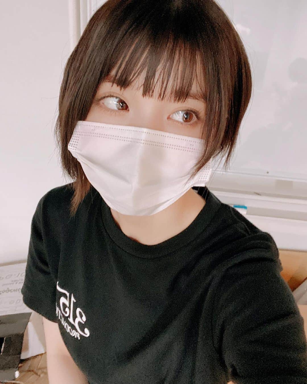 根本凪のインスタグラム：「夏毛になりました 後ろがかなり短い、、！ 少年みたいで鏡を見るたびにテンションがあがってしまいます　少年が好きなので。  #ショートボブ #自給自足 #idol  #leco」