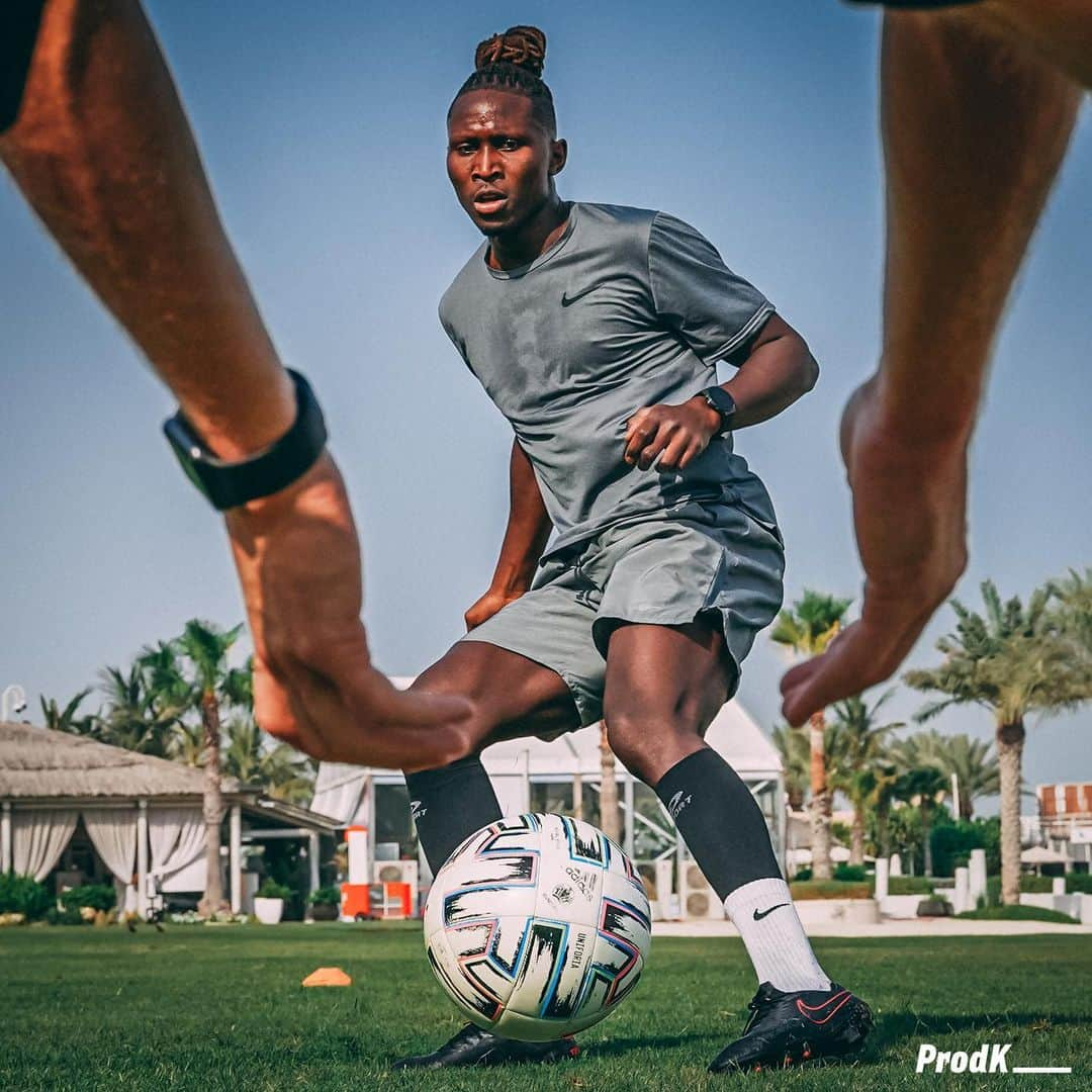 マプ・ヤンガ＝ムビワのインスタグラム：「🙌🏻⚽️🇦🇪 Bonne reprise à tous. ⚔️ #dubai #training #football」