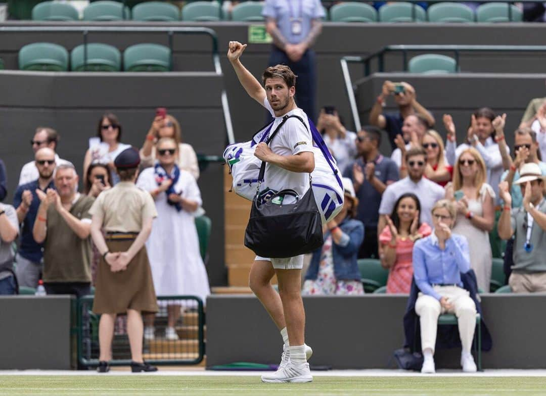 キャメロン・ノリーのインスタグラム：「Tremendous atmosphere out there today 🌊🌊 Moving on to round three 😬🐕👍⚡️@wimbledon」