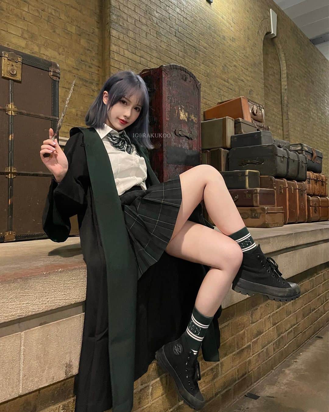 犬神洛洛子のインスタグラム：「Platform 9 3/4 🚇 Hogwarts Express  #universalstudiosorlando #harrypotter #hogwarts #slytherin」