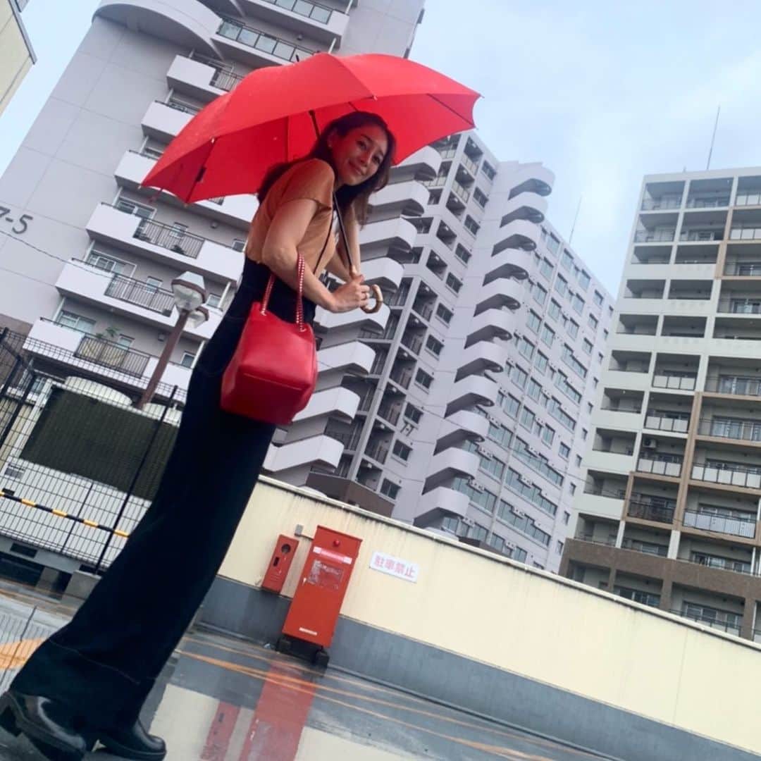 大桑マイミのインスタグラム：「ずーっとずーっと雨☔️ 雨を気持ちよくすごそーっと 新しい傘と長靴でご機嫌雨の日々🤍🤍🤍🤍🤍🤍🤍 お気に入りの @mackintoshofficial  傘はとにかく軽っ！くて 沢山荷物をもっていても 余裕なノンストレスな軽さに感激。　ブーツはシャープで普段ばきしたいぐらい形が綺麗で梅雨の時期もファッション楽しみながら 乗り越えられそうです。 雨が降ったりやんだりするものだから気づいたら傘が紛失。 探していたらどなたかが、届けてくれていて私の元に戻ってきてくれました。 ご親切💦💦😭ありがとうございました。大切にします！！ #mackintosh  #まっきんとっしゅ」