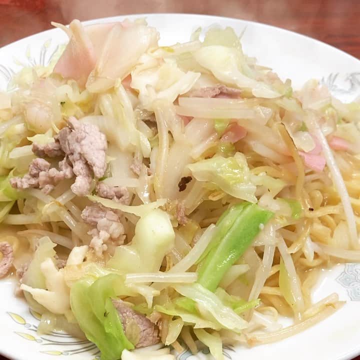 桜井誠のインスタグラム：「お昼は久しぶりに三軒茶屋の来来来へ 皿うどん太麺 立ち上がる湯気が最高のお出迎え 野菜もたっぷりで優しい味 マスターもお元気そうで良かった お腹も心も満たされる名店 #来来来」