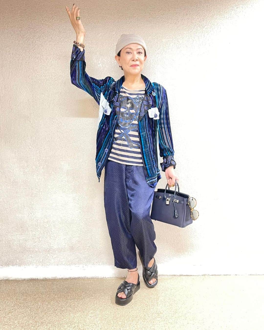 美川憲一のインスタグラム：「梅雨時の ブルーコーディネートよ〜  雨が降ったり止んだり この時期にしかない風景も あるわよね〜  #美川憲一#ファッションコーディネート」
