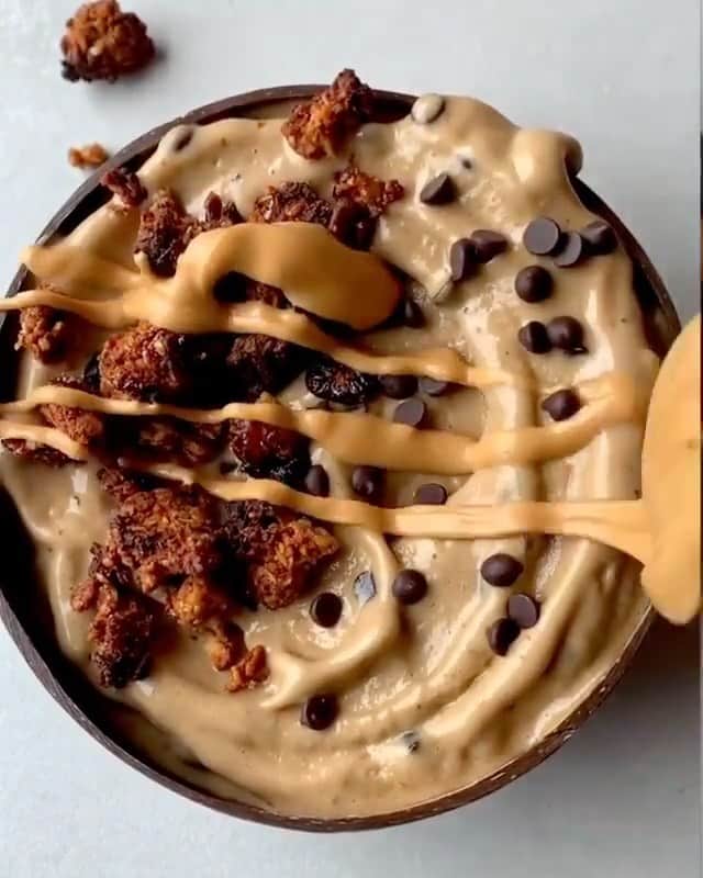Sharing Healthy Snack Ideasのインスタグラム：「Coffee Icecream anyone? So good!  🍌☕️ COFFEE NICE CREAM  👇Here’s how to do it!!  ✨INGREDIENTS✨ 5-6 frozen bananas 1/4 cup peanut butter 2 tbsp instant coffee 2 tbsp maple syrup 1/2 tsp vanilla 1/4 cup plant milk 1/4 cup chocolate chips  🧊 Blend all together then mix in chocolate chips!  🌿Transfer to a container to firm up in the freezer for it to be scoop-able like real ice cream or eat right away!  🍫 I added some homemade granola, chocolate chips & powdered peanut butter on top!  🥰Enjoy & thanks for watching!  By @that.veganbabe」