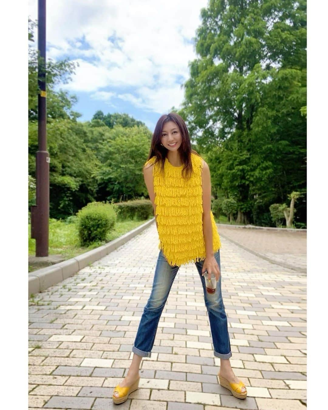 マキさんのインスタグラム写真 - (マキInstagram)「おはようございます😃  昨日から7月になっていたの知らずにお昼ぐらいに気が付いた💦  今月もよろしくお願い致します☺️  今週、来週は雨☔️模様みたいだけれど、気持ちは晴れ☀️で元気にいきましょう‼️  めっちゃ暑かった日のコーデ 太陽の日差しに負けないぐらいの黄色のフリンジトップス  ポンキッキのムックは赤だけど、黄色バージョンみたい😆  カジュアルなコーデだけど耳元ピアスはスワロフスキーがキラキラ輝き高級感があるピアス💫 @tesoro_importante   このピアス、太陽の日差しの中では、さらに反射して輝きが綺麗なの♥️  他カラーもたくさんあり、イロチで揃えたくなるよ👍  トップス　#drawer デニム　#redcard サンダル　#jimmychoo  今日も笑顔で素敵な一日を☺️  いつもいいね👍コメント📝ありがとうございます♥️  #ビジュー#ビジューアクセサリー#パールアクセサリー#レジンアートデコール#アゲートスライス#agate#瑪瑙#瑪瑙風50代コーデ #50代ファッション#ドゥロワー#デニム好き#黄色#redcard＃デニム好き#カジュアルコーデ#jimmychoo #アラフィフ#アラフィフ女子 #アラフィフコーデ#笑顔#感謝#ありがとう#drawer #50代女性 #おしゃれ好き #おしゃれ好きな人と繋がりたい」7月2日 6時48分 - maki_s0205