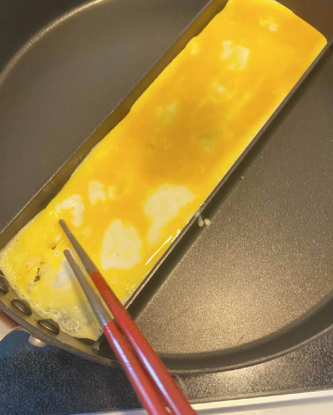 美香さんのインスタグラム写真 - (美香Instagram)「私よりいつも先に起きる息子も、 雨の日はやっぱりちょっとのんびり☔️  お弁当の卵焼きに今日は挑戦🍳 自分で作ったおかずは特別だね！ このフライパン。 同時に３種類焼けるのでお弁当作りに最適😎  気をつけて行ってらっしゃーい☺️ #9歳男子」7月2日 7時46分 - mikaofficial99