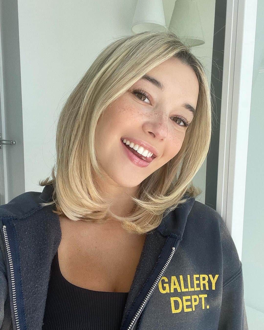 サラ・スナイダーのインスタグラム：「Not the smiling pic 🤣 @alo @aloyoga #alopartner」