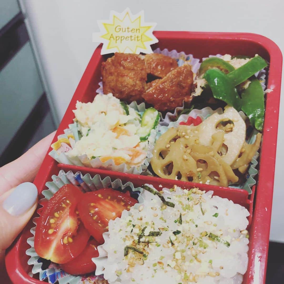 大桑マイミのインスタグラム：「今日は幼稚園最終日🥺 娘からのリクエストを詰めこんだお弁当。^_^特に映えることはないのだけど、、最終日だしということで。。。 トマト🍅バーグ ピーマンシーチキンに、パルメザンチーズを。蓮根さんに、 お酢でさっぱりの　ポテトサラダ🥗甘すぎてとまらない愛知のアイコトマト このシーズン 毎日食べてるキウイ。 手作り！かなり美味しいガトーショコラ🧁 を持たせました。  皆様おはようございます。 いってらっしゃい🤟🏻  良い一日に🙏」