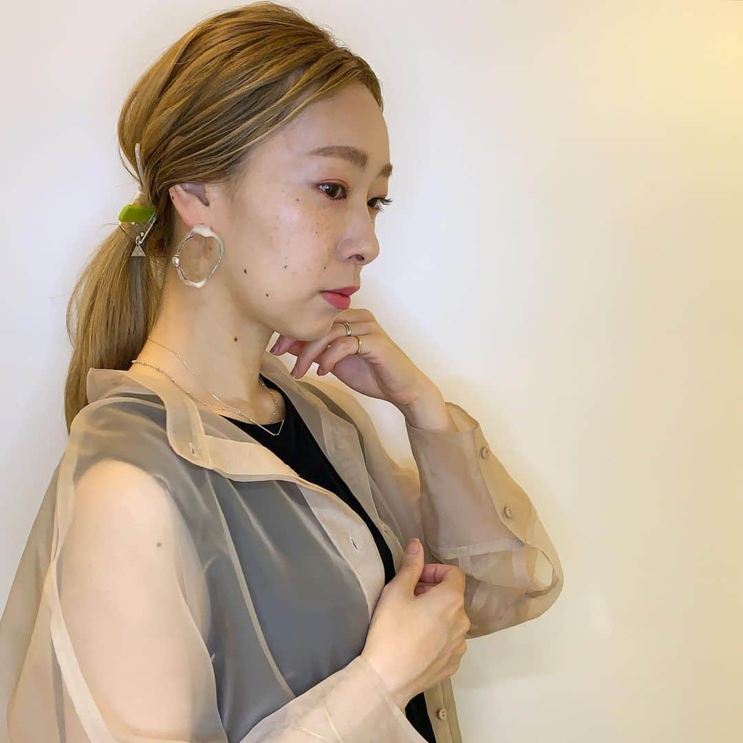 YU-U（工藤由布）のインスタグラム：「2021,07,02のアレンジ カラーしたぁぁぁ😮‍💨💭 よってしっかりセンター分け🙌🏻雨だから巻かずにしっとりローポニー👱🏻‍♀️ 🗣ただのひとつ結びされどひとつ結び📣 サジェステ… @san_official × @petterrosso_atelier ×YU-U スティック… @san_official ピアス… @ciim_mayo & @ciim_chihiro ・・・ #ヘアアレンジ #ミディアムアレンジ #ロブアレンジ  #uロブアレンジ #hairarrange #hairstyle #tcbsnap #sanコレ #ciim #ひとくせポニー」