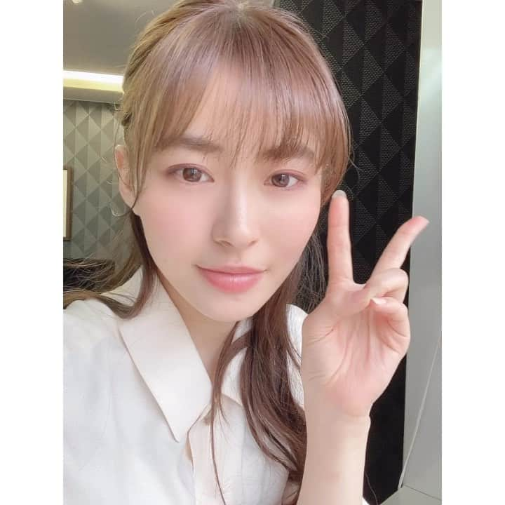 桜田茉央のインスタグラム：「. お知らせです🤩 この度、日建学院さんの テレビCMに出演させていただくことになりました✨ 初めての地上波でのCM出演本当に嬉しい🥲❤️ 是非見てね🥰  今週末から放送スタートです♡ フジテレビ「日曜報道THE PRIME」で放映されます！ 放送局　フジテレビ 放送日時　7:30～8:00」