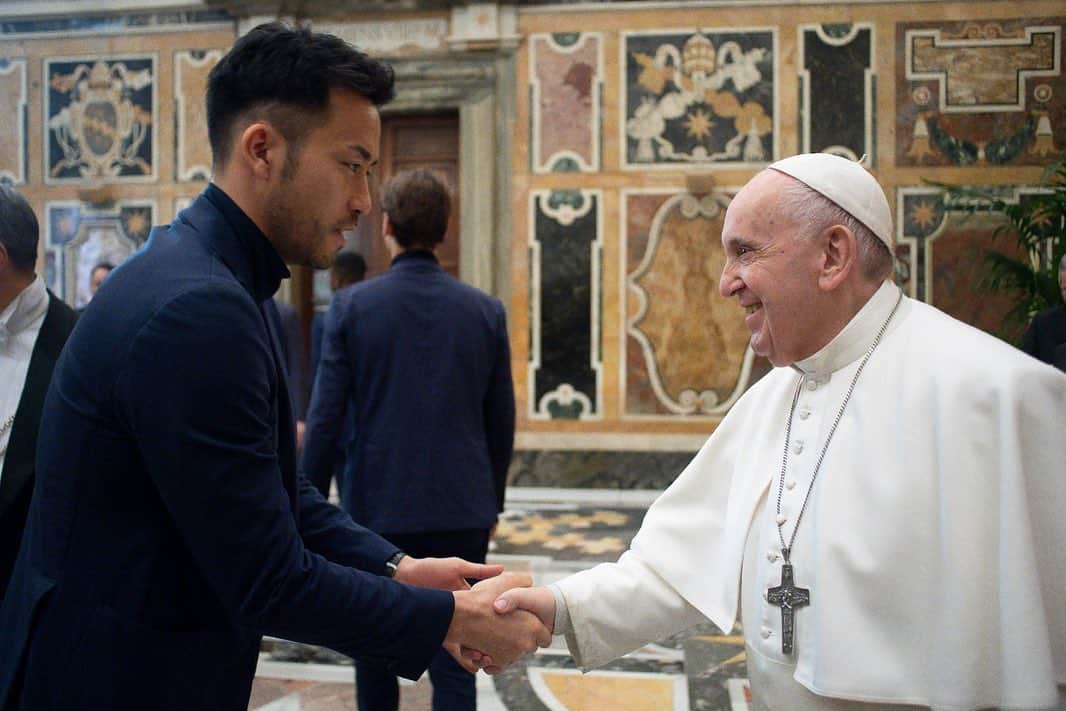 吉田麻也さんのインスタグラム写真 - (吉田麻也Instagram)「One of the best thing in my carrier happened to me last season. Grazie mille @franciscus 昨シーズン、貴重な経験をさせていただきました。フランシスコローマ教皇とお会い出来たのです。感謝！」7月2日 9時21分 - mayayoshida22