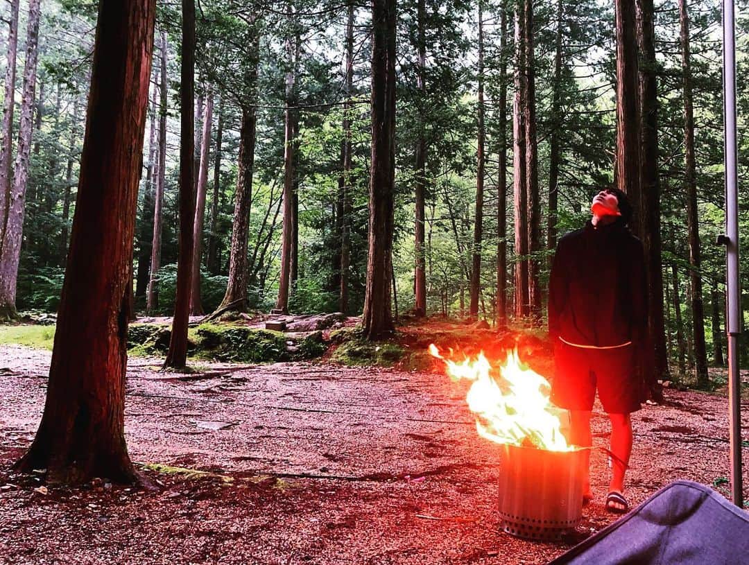 原口るりこのインスタグラム：「. . 〈原口家のオフ🌿〉 . 旅行中、 1日だけ友人達と合流し キャンプをしました🏕✨ . 釣り堀で いわなを釣る役割を 与えられた私たちは大苦戦、 最後には コツを掴んだ主人が 人数分釣り上げてくれました🐟✨ . さて、釣りはダメでも ドイツでは 新鮮な切り身が手に入らないので いつも鮭や鯖を捌いています🔪✨ 捌くのはおまかせ！ . と、思ったのですが… 生きた魚は捌いたことが ありません。 . . 凄く元気ないわなを 主人が両手で押さえつけ、 『早く！今のうちに！』 . でも …なんでか涙がダラダラ出てきて 包丁を突きさせなかった。 . 呆れた主人が 『なんでだよ！自分が 食べたいって言ったんだろ！』 と怒るのですが . よし。と心で決めても 刃がいわなに触れても 押し込めない。 . 鼻水まで垂らして ダラダラ泣く私に 『だったら食いたいって言うなよ』と呆れながら 主人がいわなを 動かなくしてくれました。。 . . 動かなくなったいわな。 いつも触る魚と同じ。 私は 無心でいつも通りに捌きました。 . . . 普段深く考えないこと 考えようとしていないことや 目を逸らしていたこと🌿 . 目の前に こんなに強く生きようとする 生命力を感じたら… . 自分が矛盾だらけに感じました。 . . みんなが待つテントに戻るときには もう 魚釣れたよ〜なんて 笑顔でいる自分を感じながら . . わがままに生きている 生かされていることを考えました。 . . 夜、大雨が降ってきて びしょ濡れになっても 火を囲みながら笑って過ごした 私たちを この森はどんな風に見つめていたかな🌲 . . . 今日を丁寧に生きよう . #生かされていることを忘れずに . .」